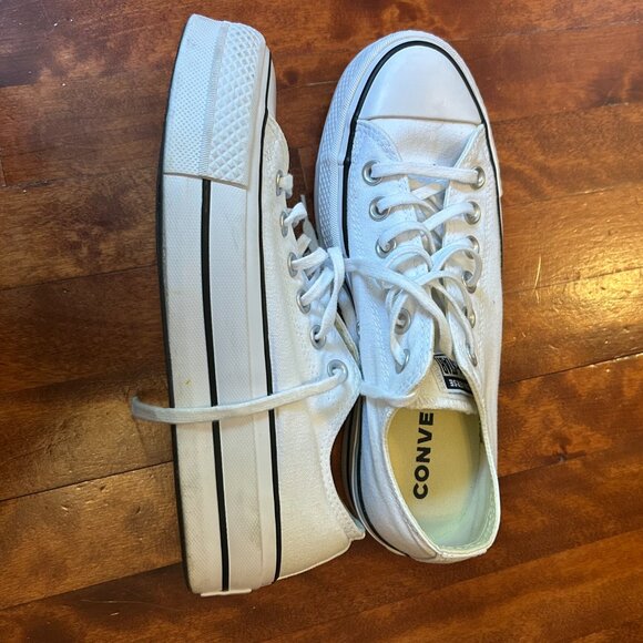 Women's Chuck Taylor Lift Platform Sneakers in White - Picture 3 of 4